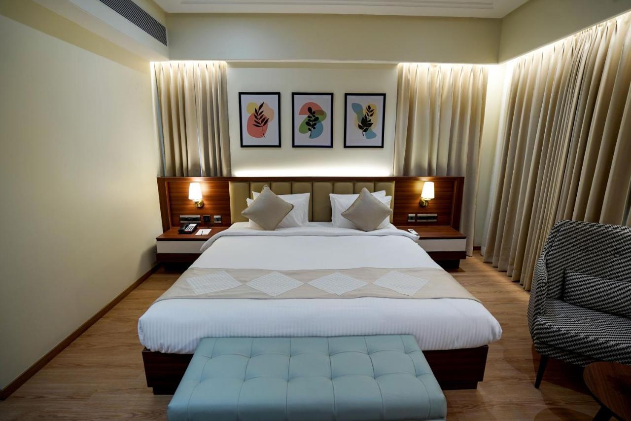 M2 Square By Monday Premium Hotel Nagpur Eksteriør billede